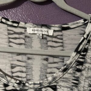 Rose & Olive Gray and White Graphic T-Shirt